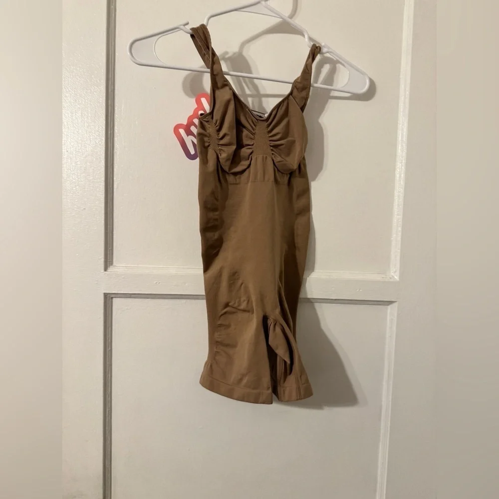 Fabletics Yitty Nearly Naked Shapewear Mid Thigh Bodysuit Sz Medium / Large